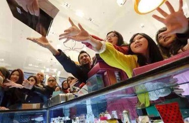 黑丝巨龙少妇中国人依然爱赴日旅游 消费已由爆买转向网购